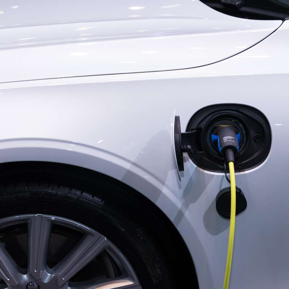 How Does Charging Electric Vehicles With Solar Energy Work?